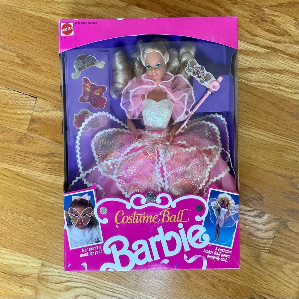 Vintage 1990 Costume Ball Barbie, unopened